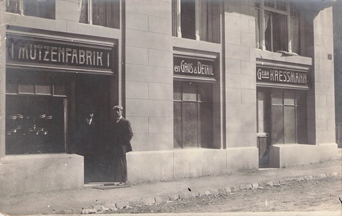1910 - mit Couleurmützen im Schaufenster