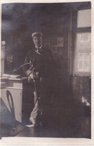 1915 - Mocke, auf seiner Bude